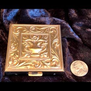 Vtg Volupte repousse puff compact, w/ screen euc